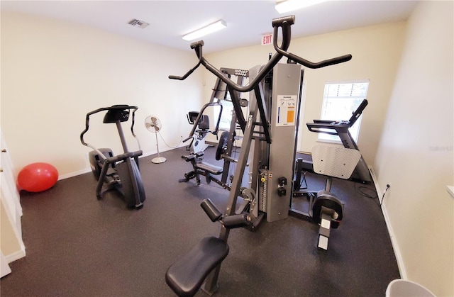 exercise room featuring baseboards