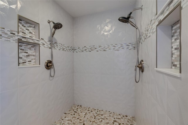 bathroom featuring tiled shower