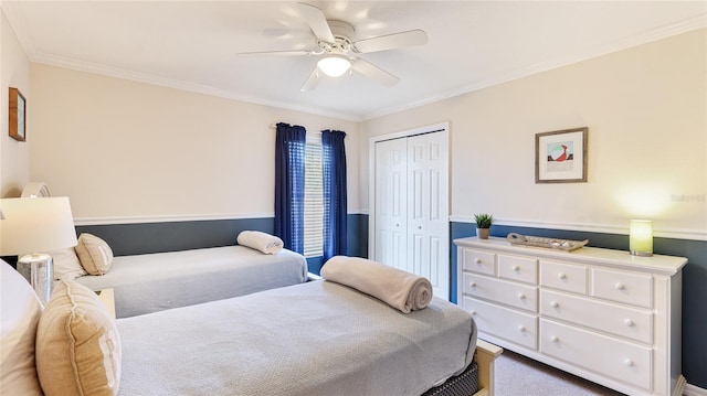 bedroom with ornamental molding, a ceiling fan, and a closet
