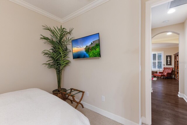 2397 Vaccaro Dr, Sarasota, FL 34231 - bedroom featuring arched walkways, crown molding, and baseboards