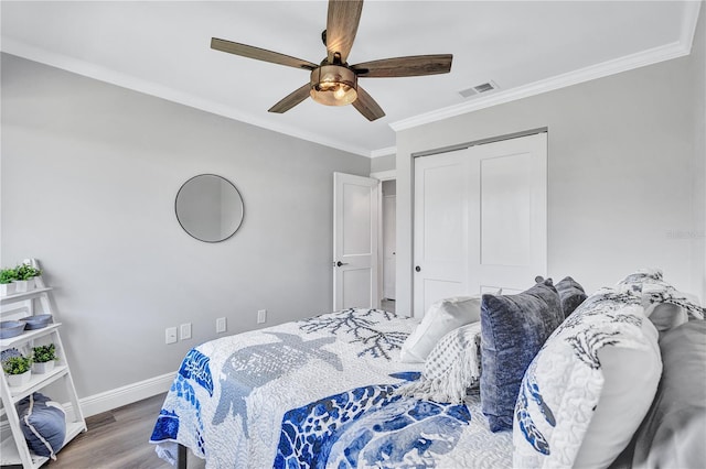 75 Inlets Blvd Unit 75, Nokomis, FL 34275 - bedroom featuring wood finished floors, a closet, baseboards, ornamental molding, and visible vents
