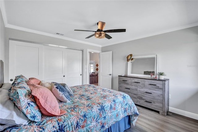 75 Inlets Blvd Unit 75, Nokomis, FL 34275 - bedroom with light wood finished floors, visible vents, ornamental molding, a closet, and baseboards