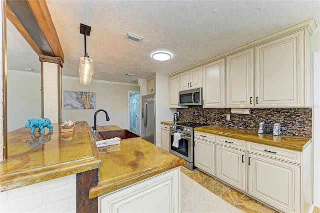 kitchen featuring a sink, decorative backsplash, stainless steel appliances, ornamental molding, and visible vents