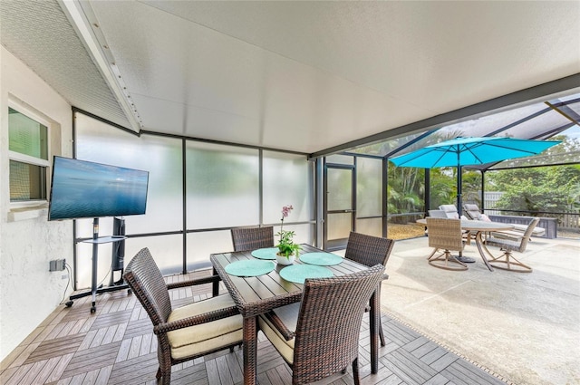 sunroom / solarium with outdoor dining space