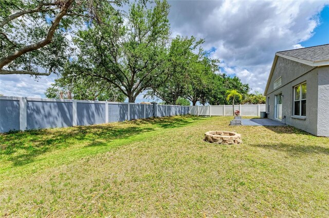 view of yard featuring a fire pit