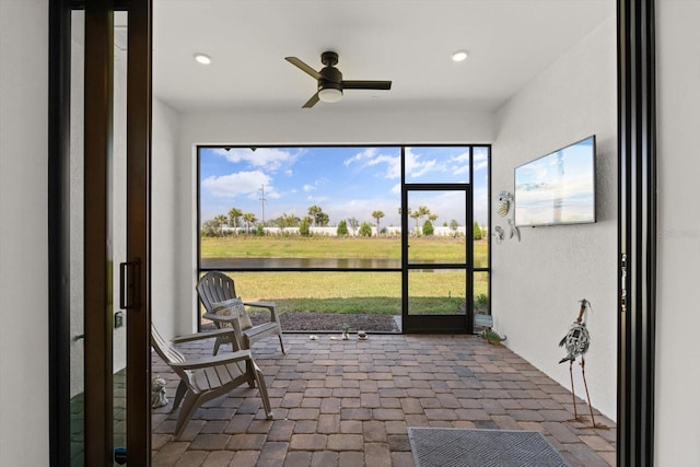 sunroom with ceiling fan