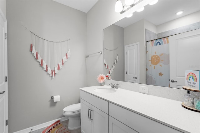 full bath with toilet, a shower with curtain, vanity, and baseboards