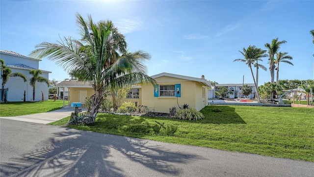 single story home with a front lawn and driveway