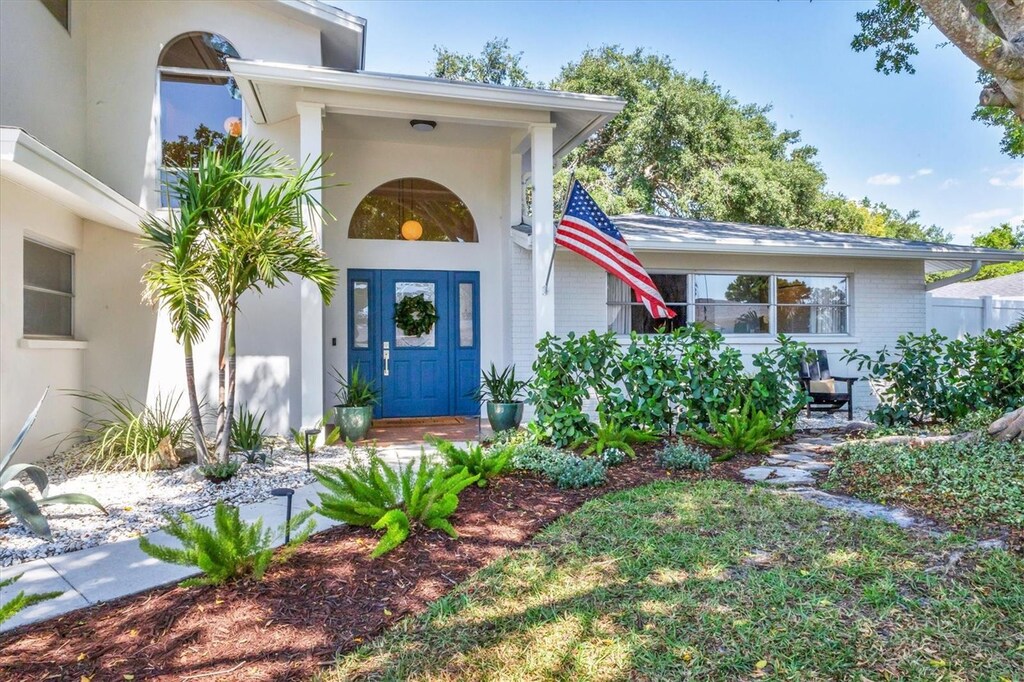 2111 Ivory Pl, Sarasota, FL 34239 - entrance to property with brick siding and stucco siding