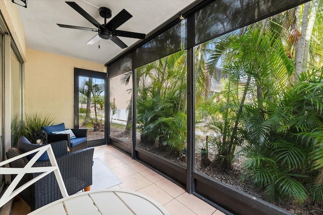 sunroom with ceiling fan