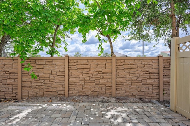 288 Crew Ct, Sarasota, FL 34243 - exterior space with fence