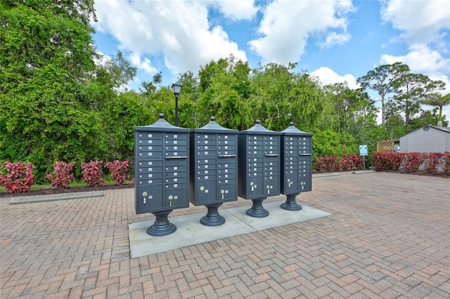 288 Crew Ct, Sarasota, FL 34243 - view of property's community with mail area