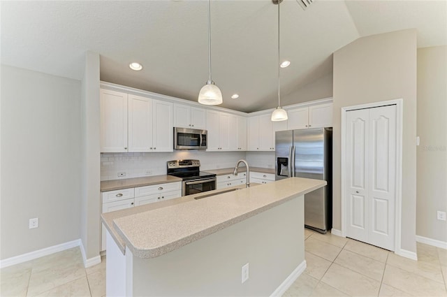kitchen featuring a kitchen island with sink, a sink, stainless steel appliances, tasteful backsplash, and lofted ceiling