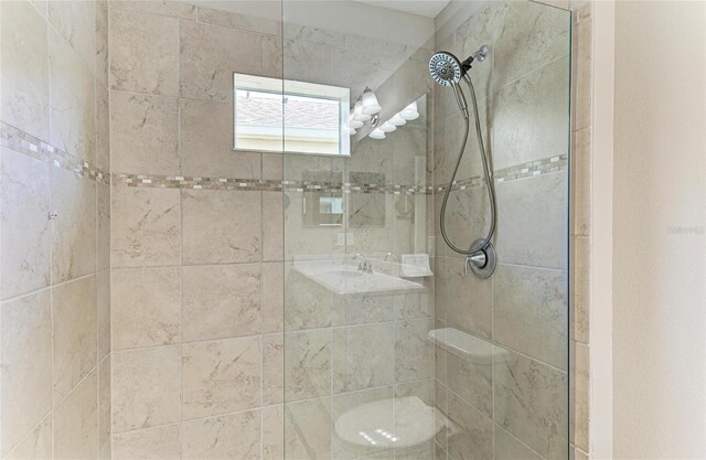 bathroom featuring a tile shower