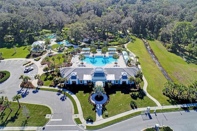 birds eye view of property featuring a forest view