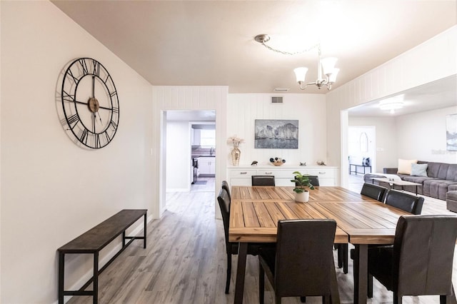 104 Shoreland Dr, Osprey, FL 34229 - dining room with a chandelier, light wood-style floors, visible vents, and baseboards