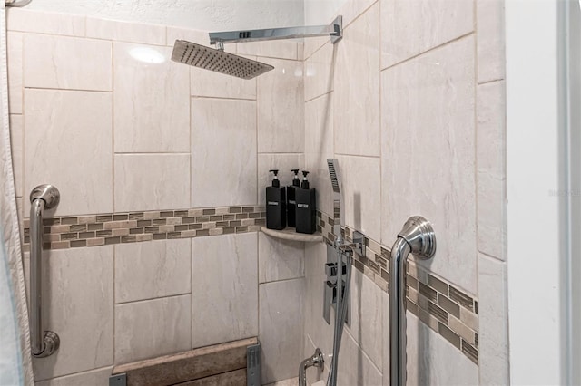 104 Shoreland Dr, Osprey, FL 34229 - room details featuring tiled shower