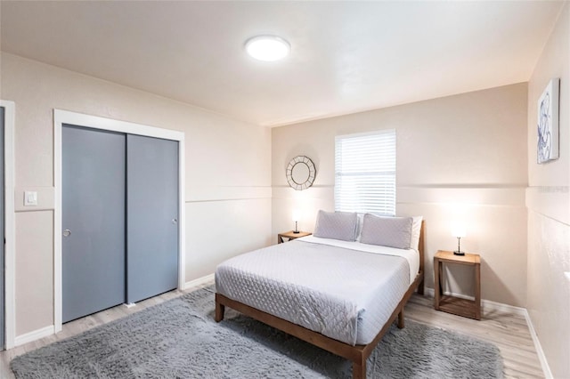 104 Shoreland Dr, Osprey, FL 34229 - bedroom featuring a closet, light wood finished floors, and baseboards