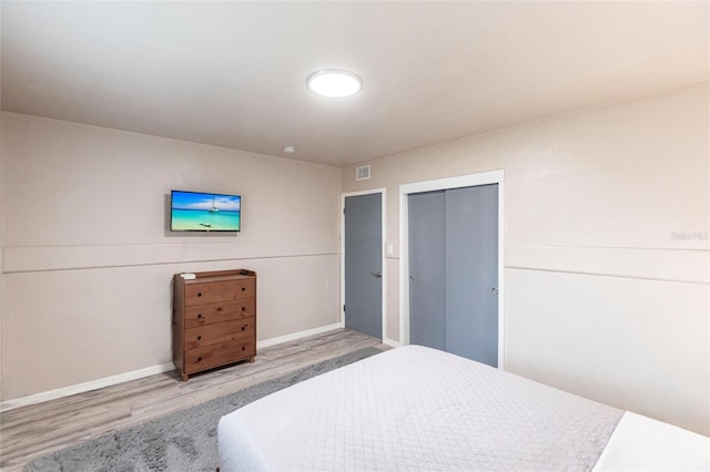 104 Shoreland Dr, Osprey, FL 34229 - bedroom with baseboards, wood finished floors, visible vents, and a closet
