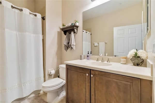 full bathroom featuring vanity, a shower with shower curtain, and toilet