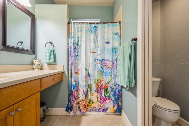 full bath with toilet, baseboards, a shower with shower curtain, and vanity