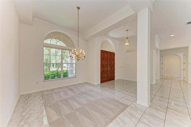 tiled foyer entrance featuring arched walkways, a chandelier, baseboards, visible vents, and ornamental molding