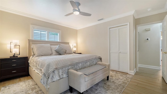 4861 Waterbridge Down, Sarasota, FL 34235 - bedroom with light wood-style flooring, a closet, crown molding, and ceiling fan
