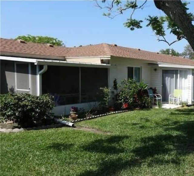 5057 Live Oak Cir Unit 86, Bradenton, FL 34207 - rear view of house featuring a sunroom and a yard