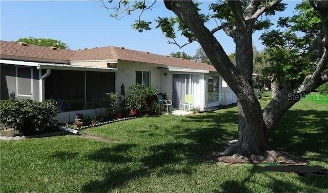 5057 Live Oak Cir Unit 86, Bradenton, FL 34207 - back of house featuring a yard and a sunroom