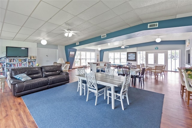 5057 Live Oak Cir Unit 86, Bradenton, FL 34207 - dining area featuring ceiling fan, wood finished floors, vaulted ceiling, and a drop ceiling