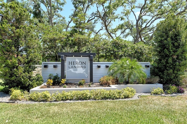 community sign featuring a yard