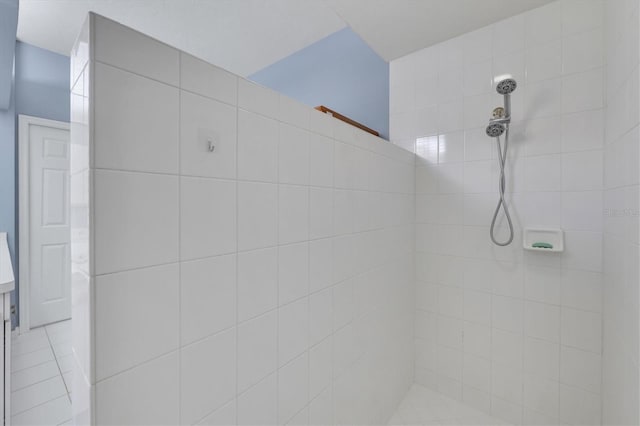 5106 Far Oak Cir, Sarasota, FL 34238 - bathroom featuring a tile shower