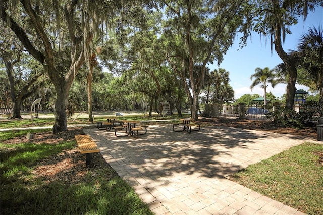 5106 Far Oak Cir, Sarasota, FL 34238 - surrounding community featuring fence