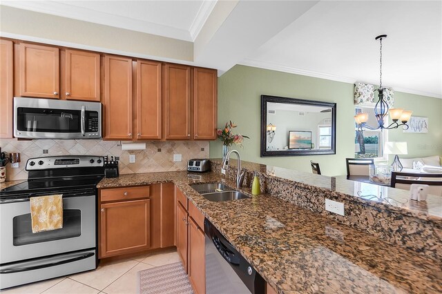 kitchen with stainless steel appliances, a sink, a chandelier, crown molding, and tasteful backsplash