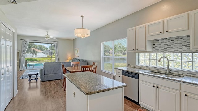 12339 Hollybush Ter, Lakewood Ranch, FL 34202 - kitchen featuring dishwasher, a sink, tasteful backsplash, a kitchen island, and ceiling fan