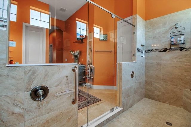 bathroom featuring a tile shower