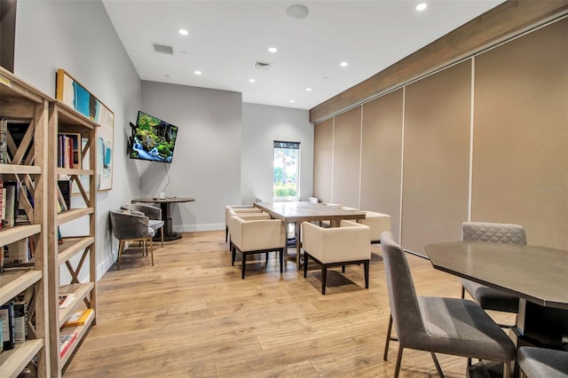 dining area with recessed lighting, light wood finished floors, and baseboards