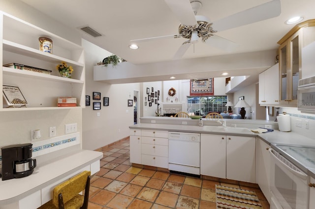 3209 2nd Ave W, Bradenton, FL 34205 - kitchen featuring a sink, visible vents, light countertops, white appliances, and a ceiling fan
