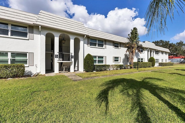 5800 Hollywood Blvd Unit 312, Sarasota, FL 34231 - view of front of home featuring a front lawn and stucco siding