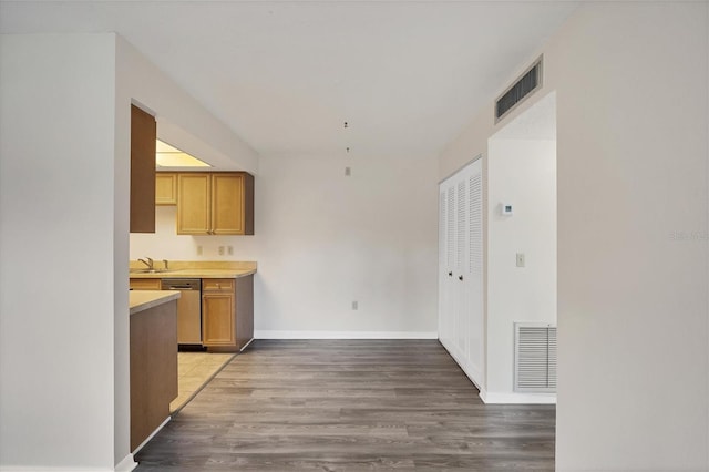 5800 Hollywood Blvd Unit 312, Sarasota, FL 34231 - kitchen featuring light wood-style flooring, visible vents, and dishwasher