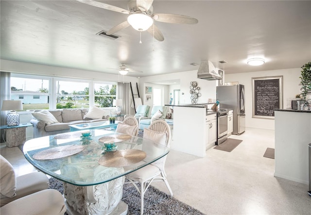 dining space featuring visible vents and a ceiling fan