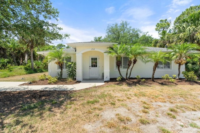 view of front of property featuring stucco siding
