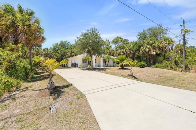 view of front of home featuring driveway and a front yard