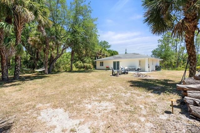 view of yard with a patio area