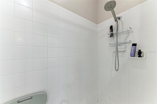 6546 Blue Grosbeak Cir, Lakewood Ranch, FL 34202 - full bathroom featuring a tile shower