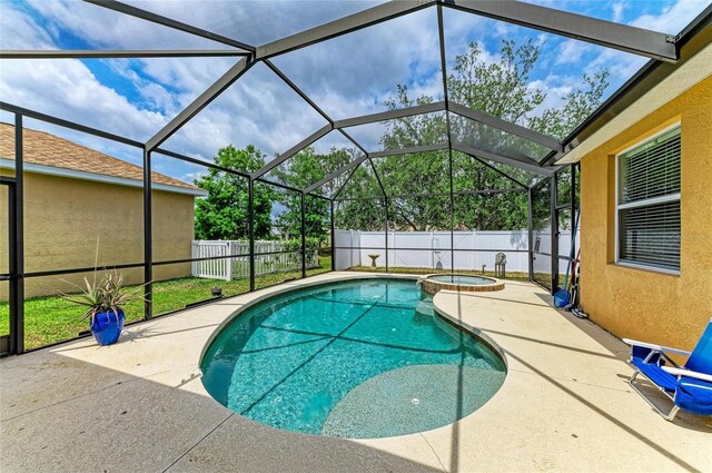 6546 Blue Grosbeak Cir, Lakewood Ranch, FL 34202 - view of swimming pool with a fenced backyard, a patio, a pool with connected hot tub, and a lanai