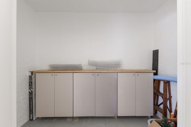 536 Lakeside Dr Unit 0, Bradenton, FL 34210 - interior space featuring a textured wall