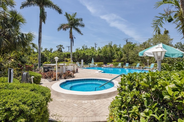 536 Lakeside Dr Unit 0, Bradenton, FL 34210 - community pool with a community hot tub and a patio