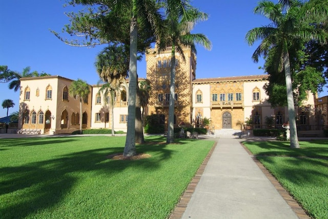view of home's community featuring a yard
