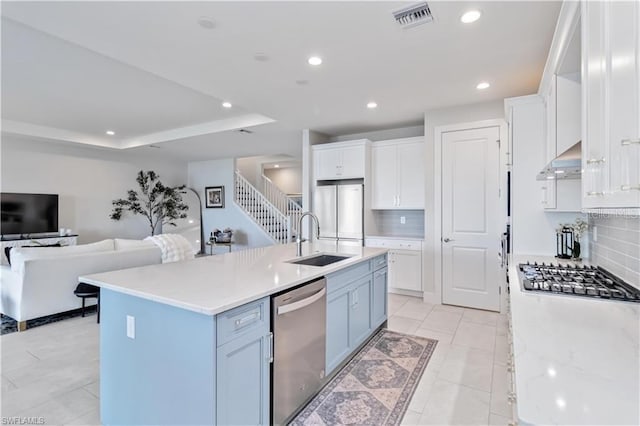 kitchen featuring tasteful backsplash, visible vents, stainless steel appliances, and a sink